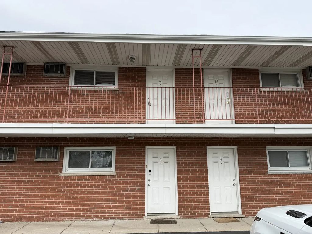 145 Dover Drive 14, Des Plaines