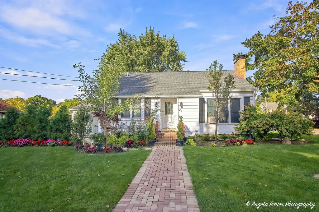 906 Ridge Avenue, Mundelein