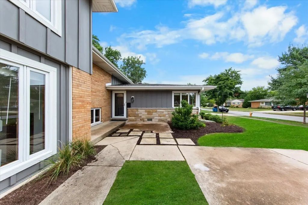 558 E Park Avenue, Elmhurst