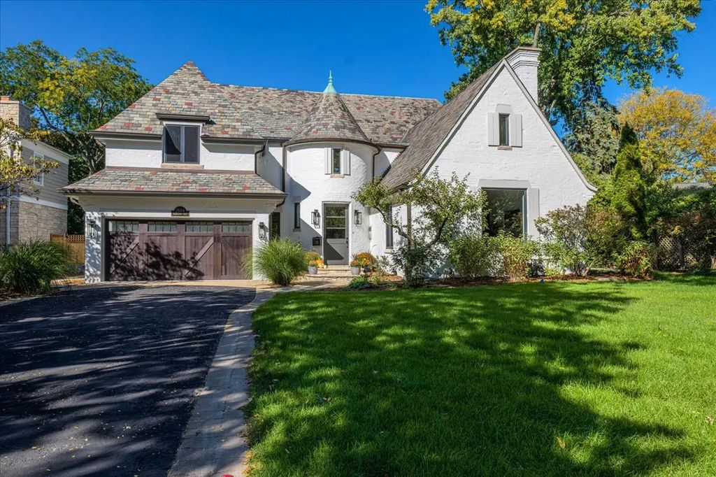 2604 Blackhawk Road, Wilmette