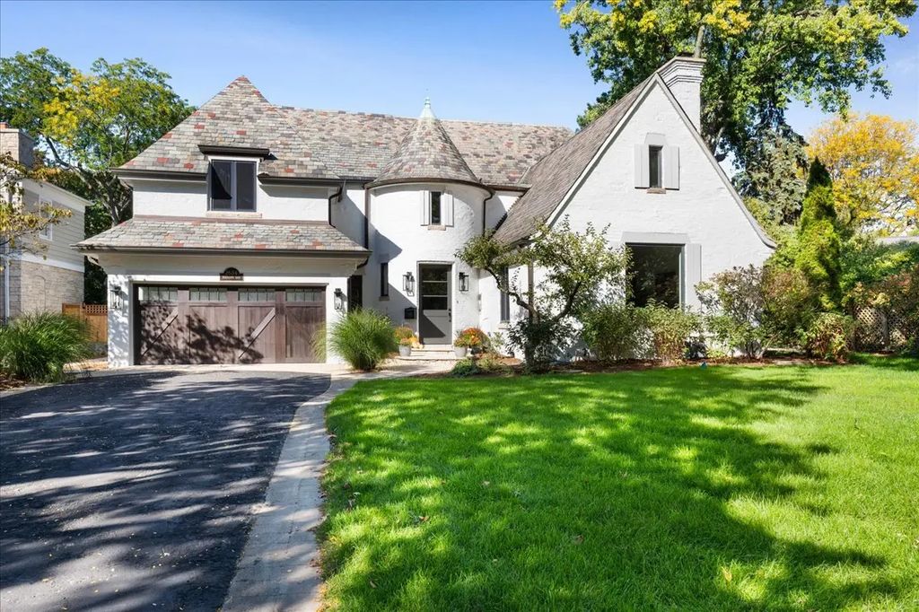 2604 Blackhawk Road, Wilmette