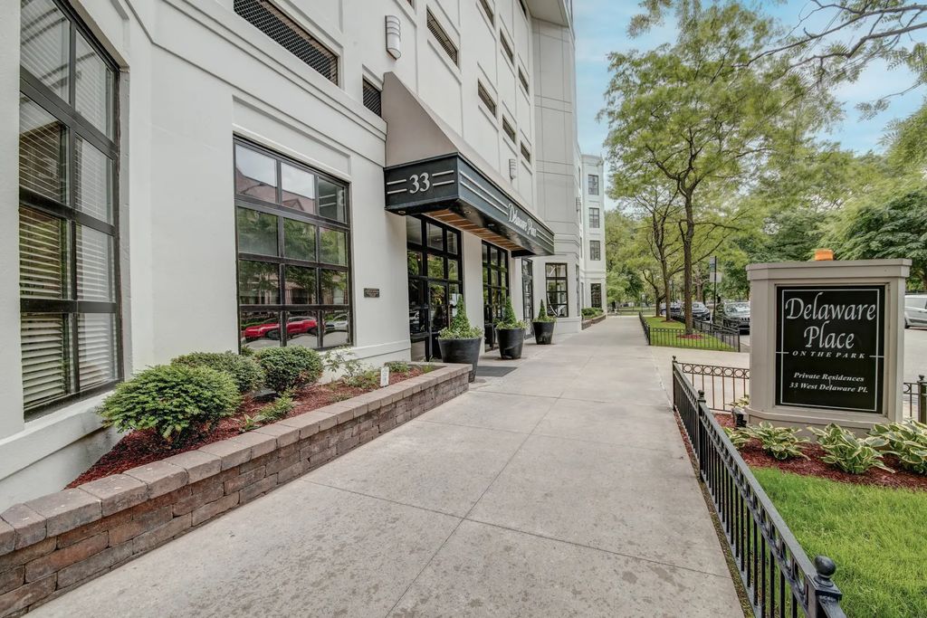 33 W Delaware Place 19h, Chicago