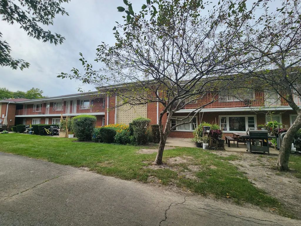 1107 E Algonquin Road 16, Arlington Heights