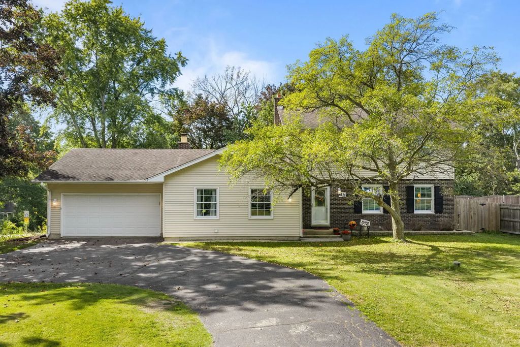 6121 Sands Road, Crystal Lake