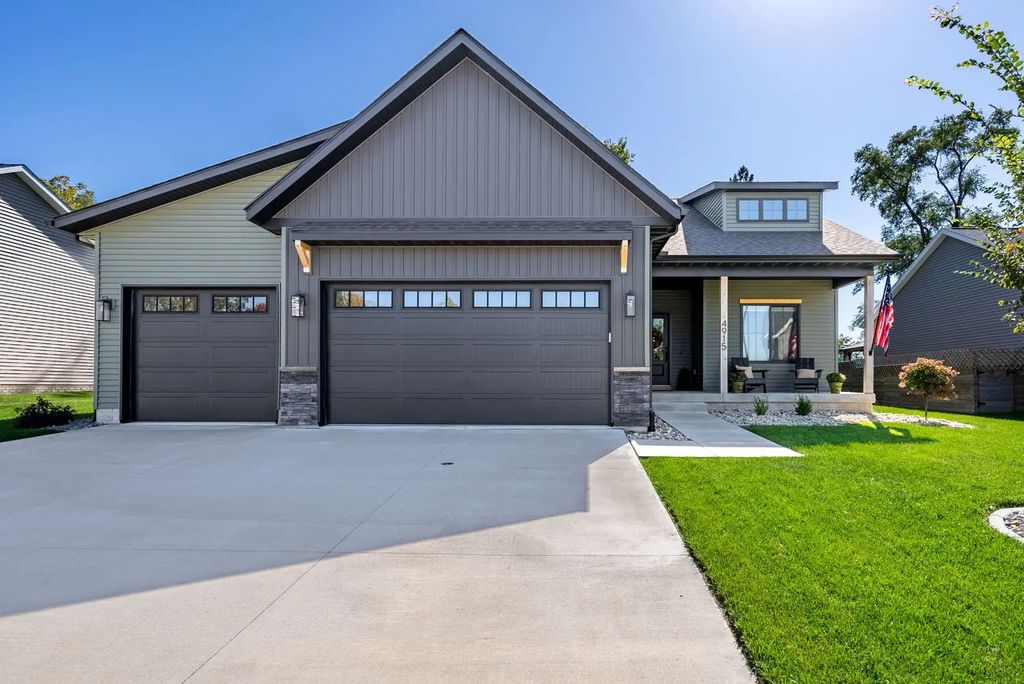 4915 Willow Circle, Davenport