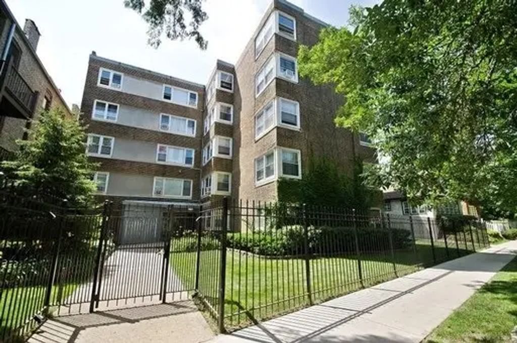 7710 N Sheridan Road 303, Chicago
