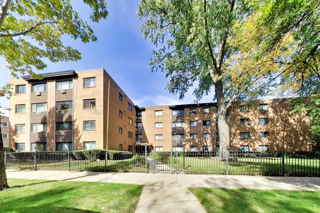 1600 W Greenleaf Avenue 102, Chicago