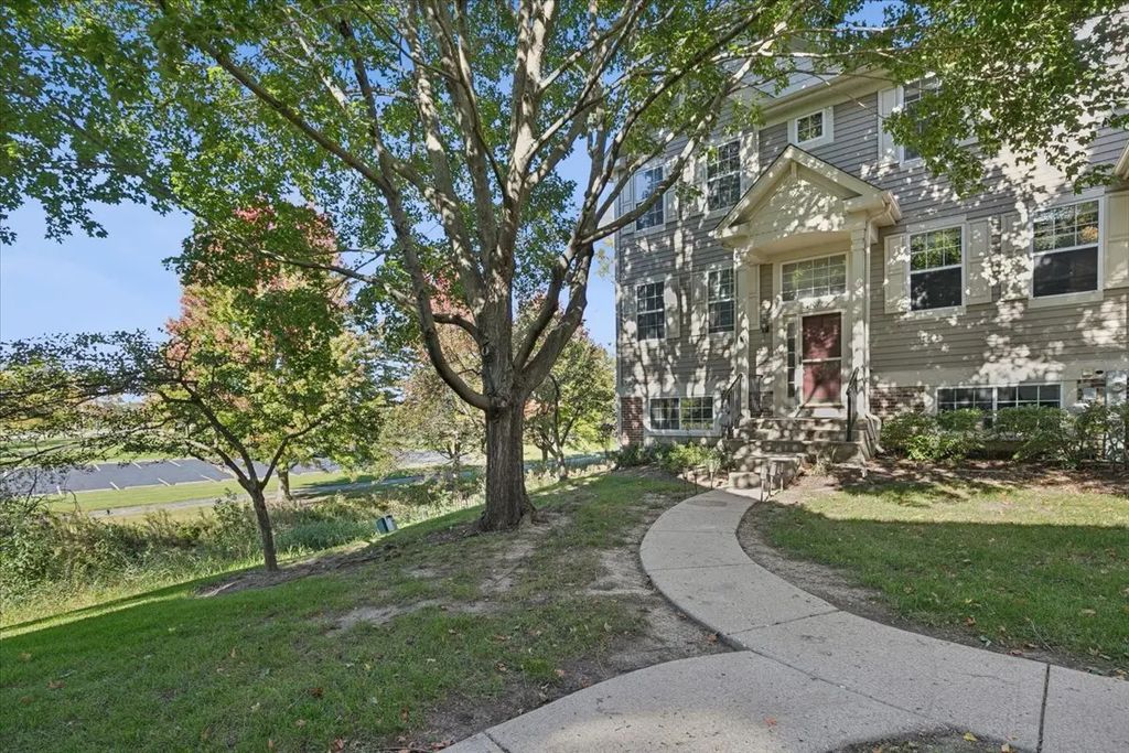 1107 Manchester Circle, Grayslake