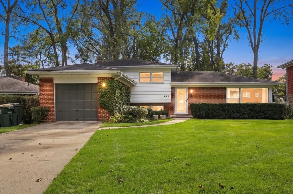 221 W Sheridan Place, Lake Bluff, 60044