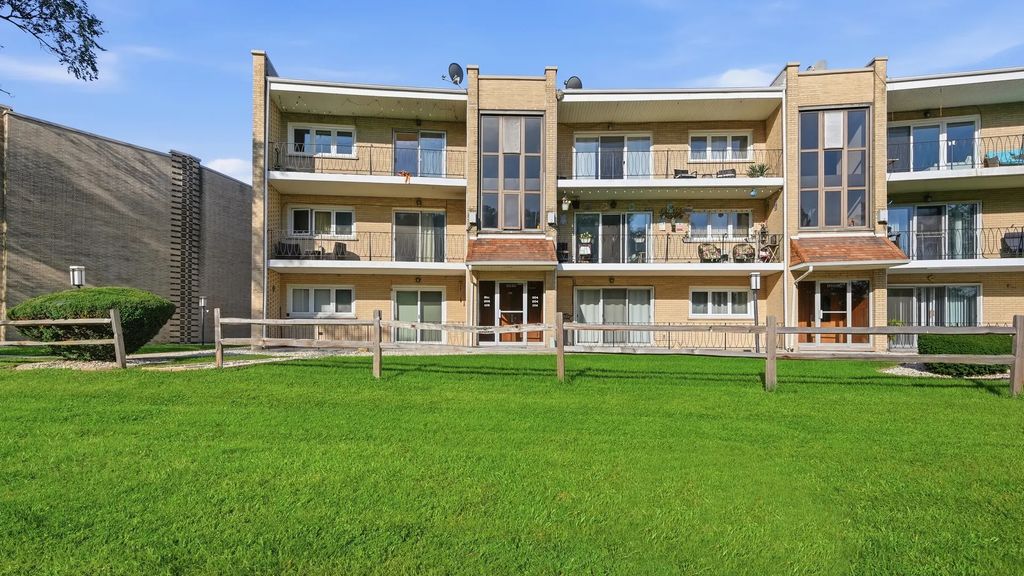 9510 S 86th Avenue 305, Hickory Hills