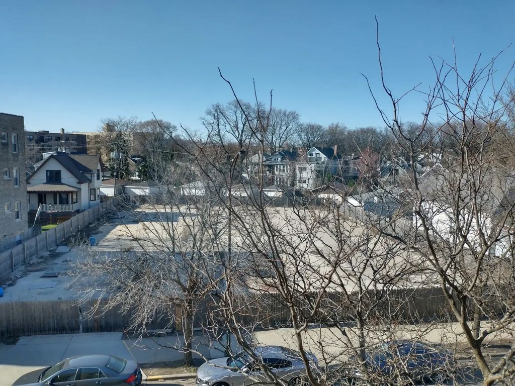7240 N Rogers Avenue, Chicago