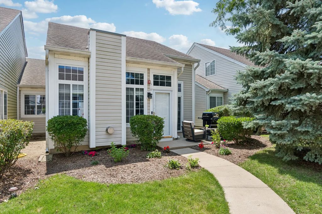 319 E Victoria Circle 319, North Aurora
