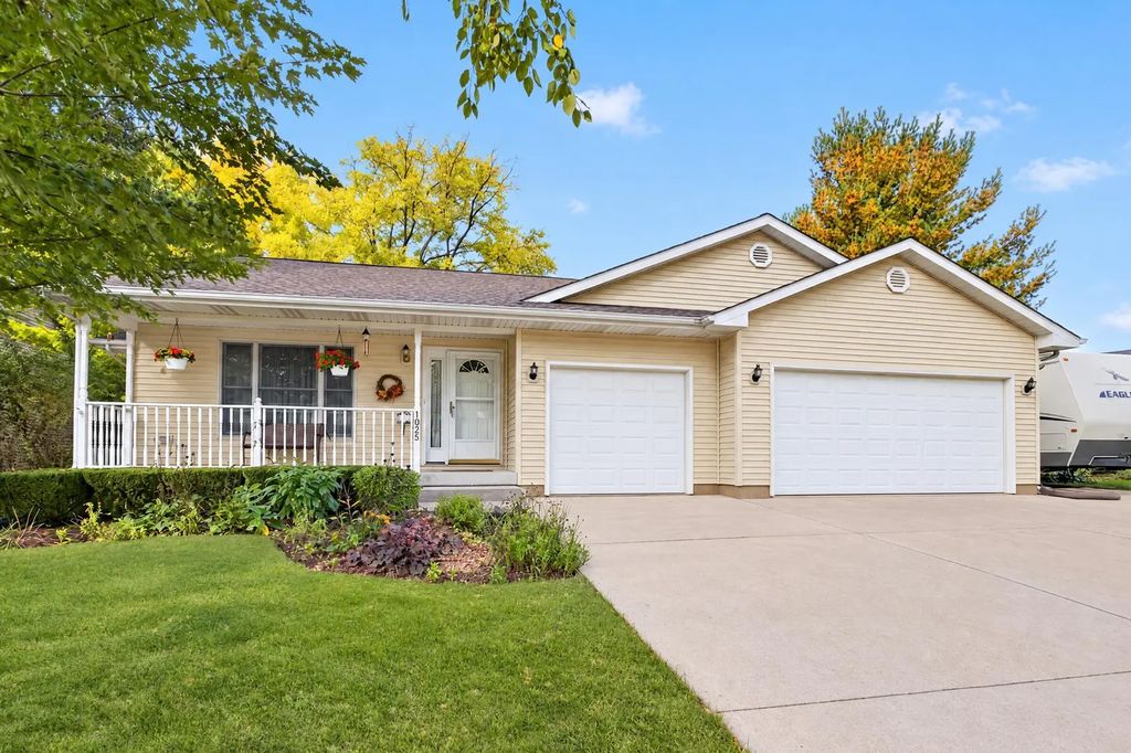 1023 Fox Hollow, DeKalb