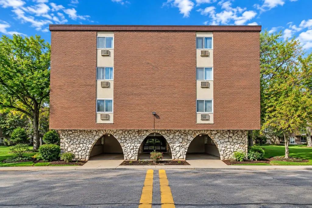 1331 S Finley Road 212, Lombard