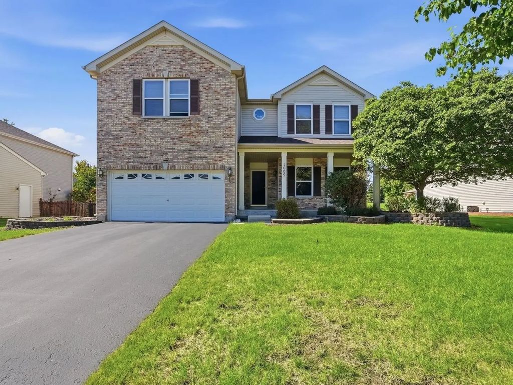 1009 Butterfield Circle W, Shorewood