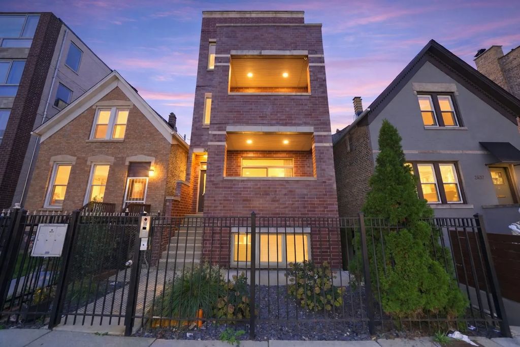 2435 W Augusta Boulevard 3, Chicago