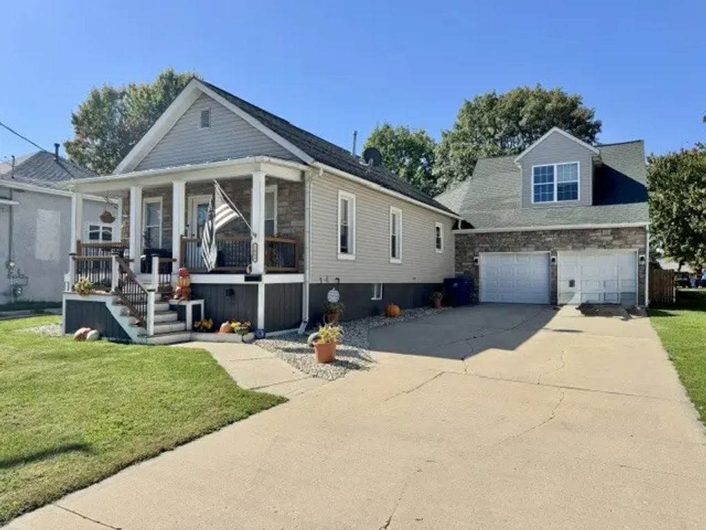 1903 Laharpe Street, LaSalle