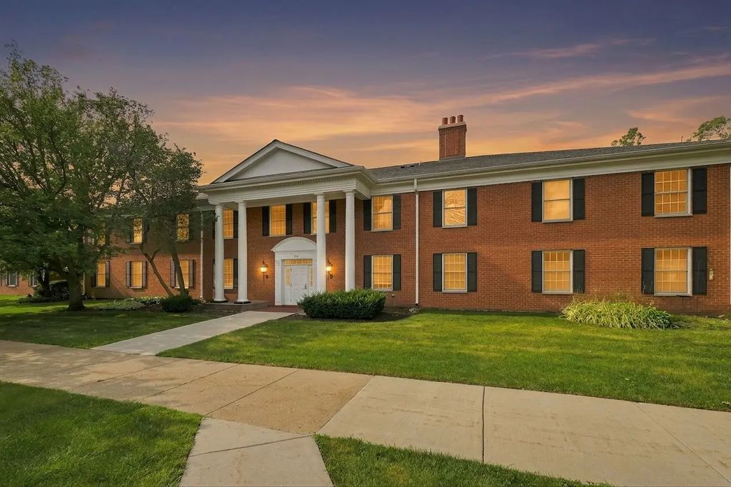 540 Devonshire Lane 7, Crystal Lake
