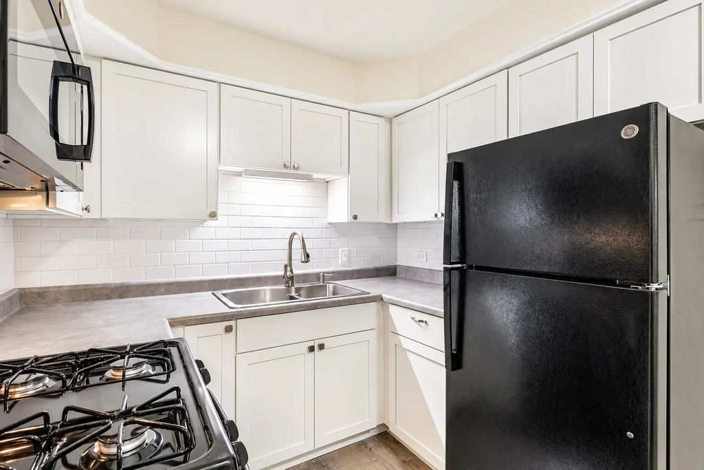 1039 College Avenue 2e, Wheaton