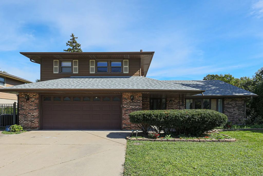 1601 N Rosetree Lane, Mount Prospect