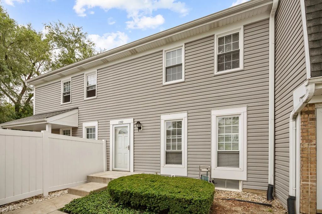 1392 Carriage Way, Roselle