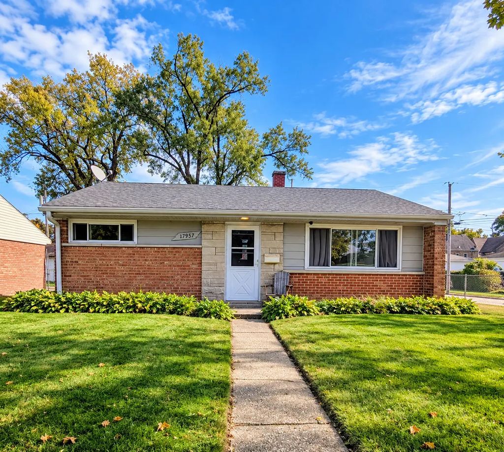 17957 Oakwood Avenue, Lansing