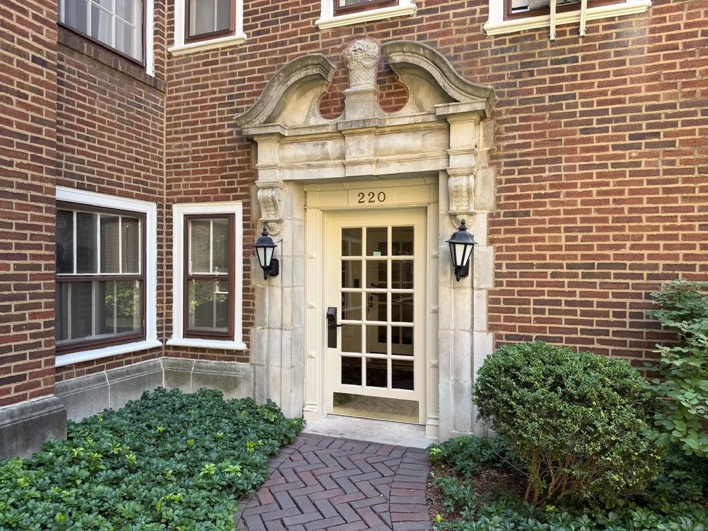 220 S Maple Avenue 42, Oak Park