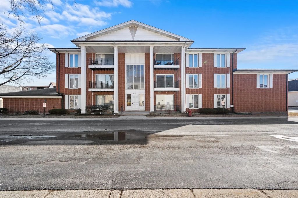 5721 Circle Drive 304, Oak Lawn