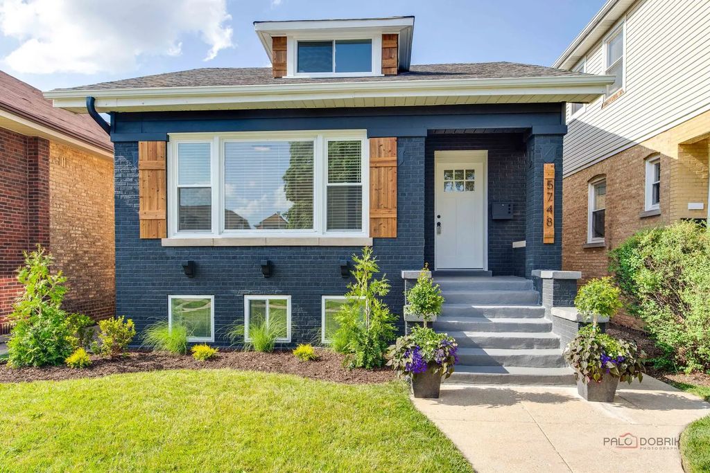 5748 W Eastwood Avenue, Chicago