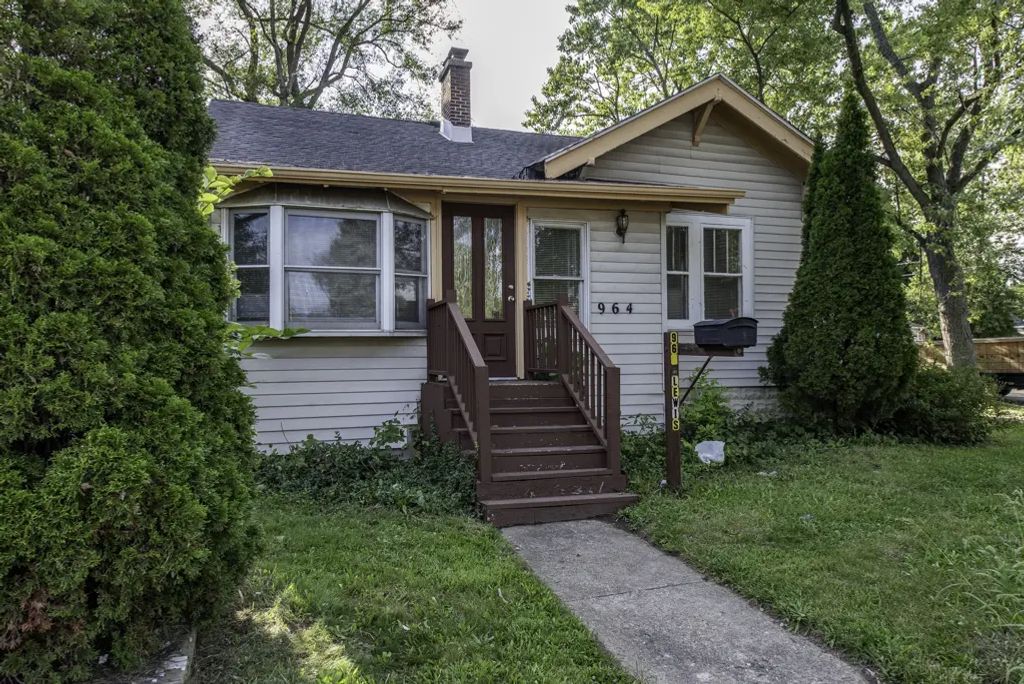 964 N Lewis Avenue, Waukegan