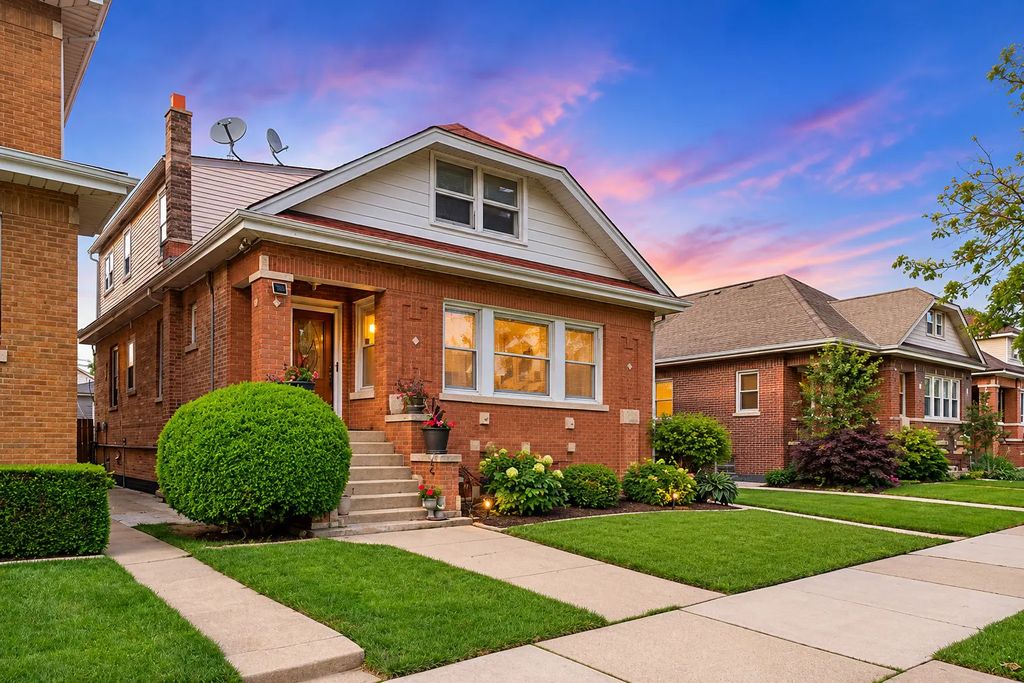 5438 W Melrose Street, Chicago