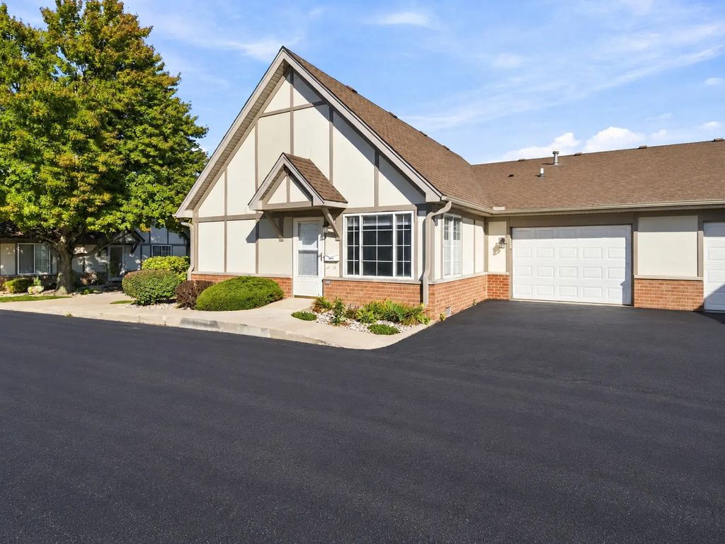 1684 Willow Circle Drive 1684, Crest Hill