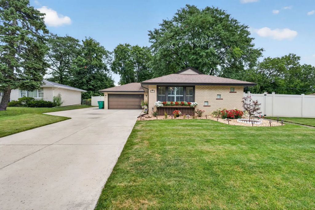 1043 Walter Street, Lemont
