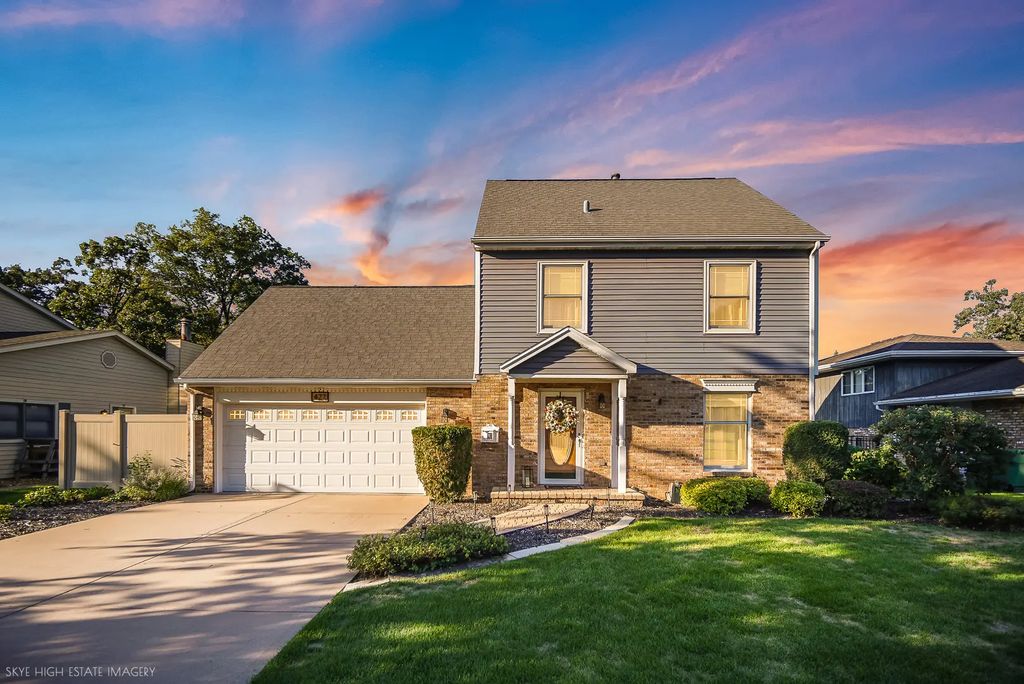 427 Glenys Drive, Lemont