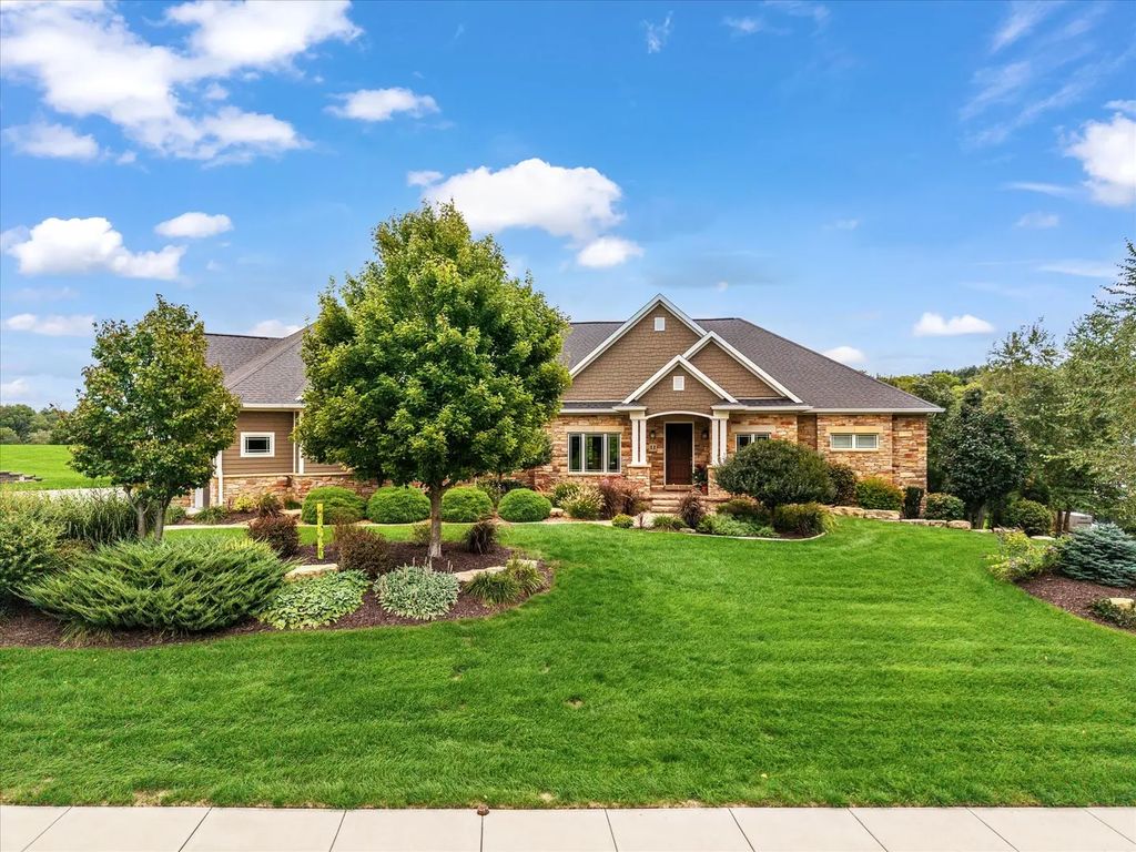 11 Pebble Creek Drive, LeClaire