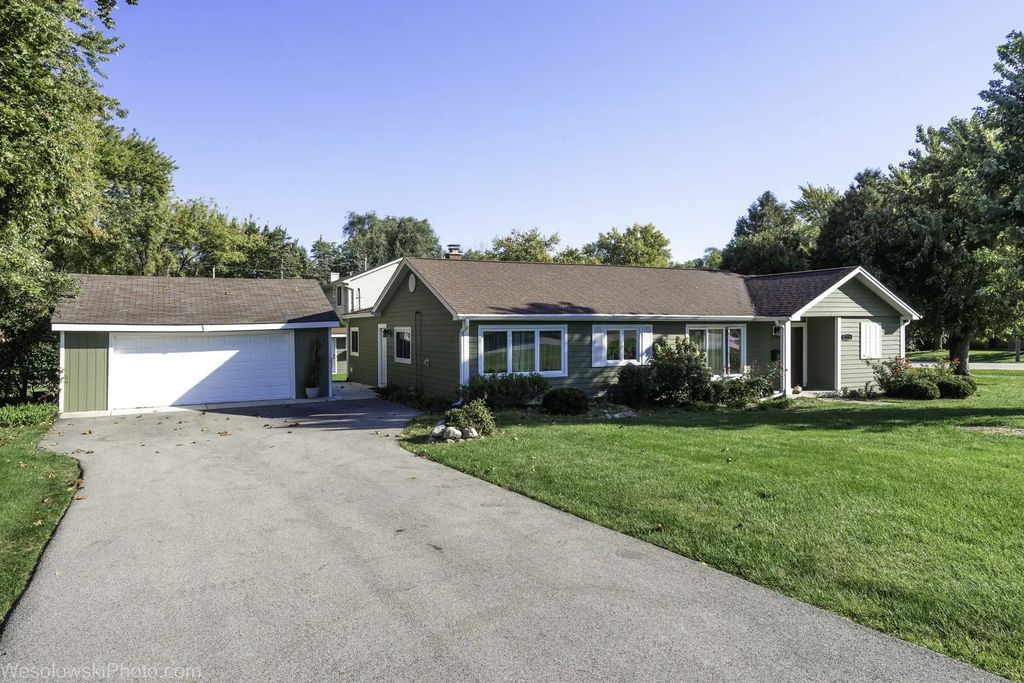 290 Hawthorn Lane, Hoffman Estates