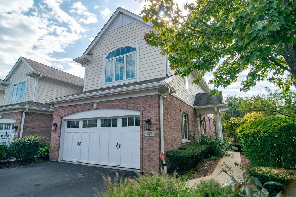 90 Waters Edge Court, Glen Ellyn