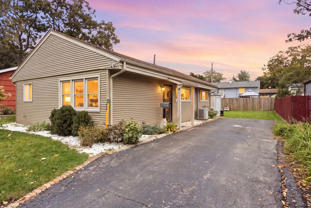 448 N Lake Shore Drive, Mundelein