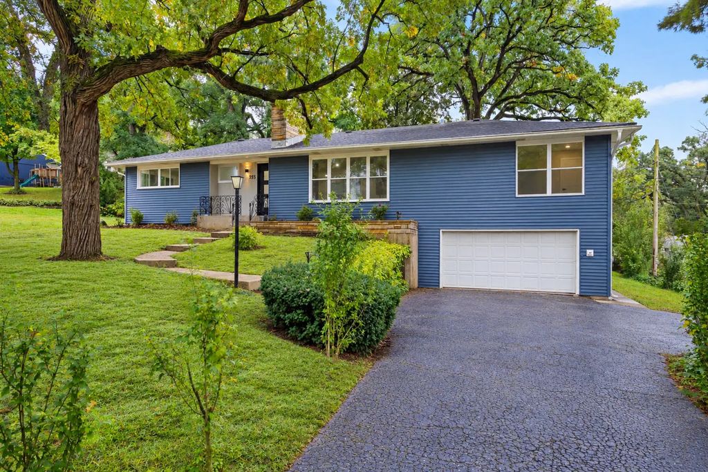 355 Hiawatha Drive, Lake In The Hills