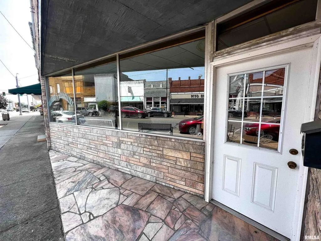 111 W North Avenue 109, Flora