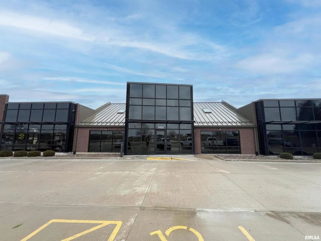 5123 Middle Road 120, Bettendorf