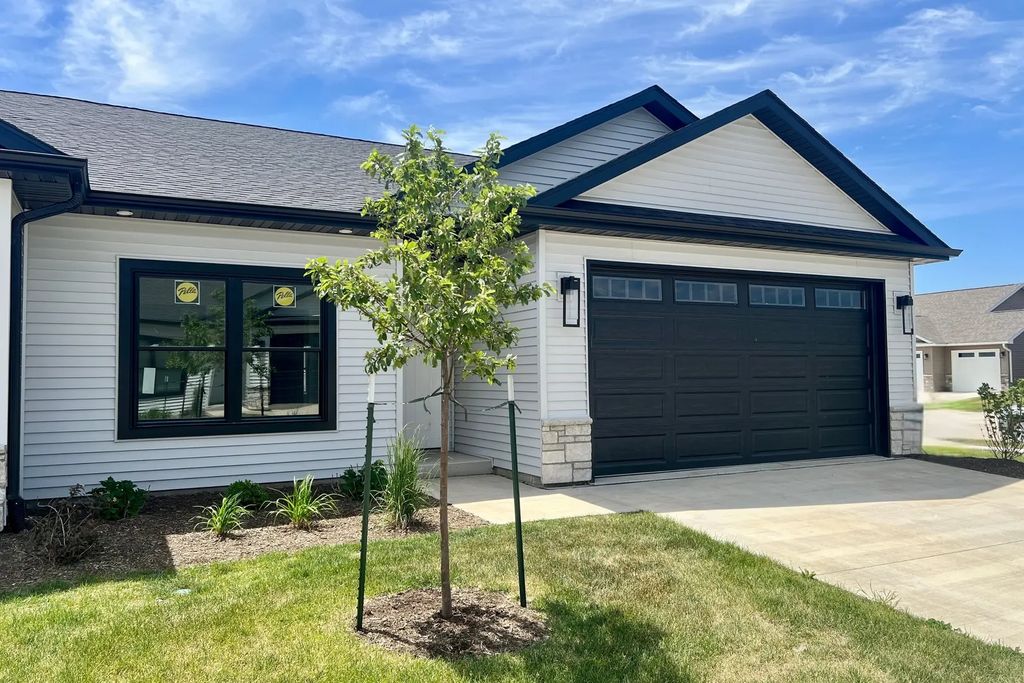 1867 Redbud Circle 101, Eldridge