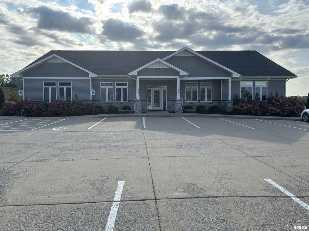 3480 Glenbrook Circle N, Bettendorf