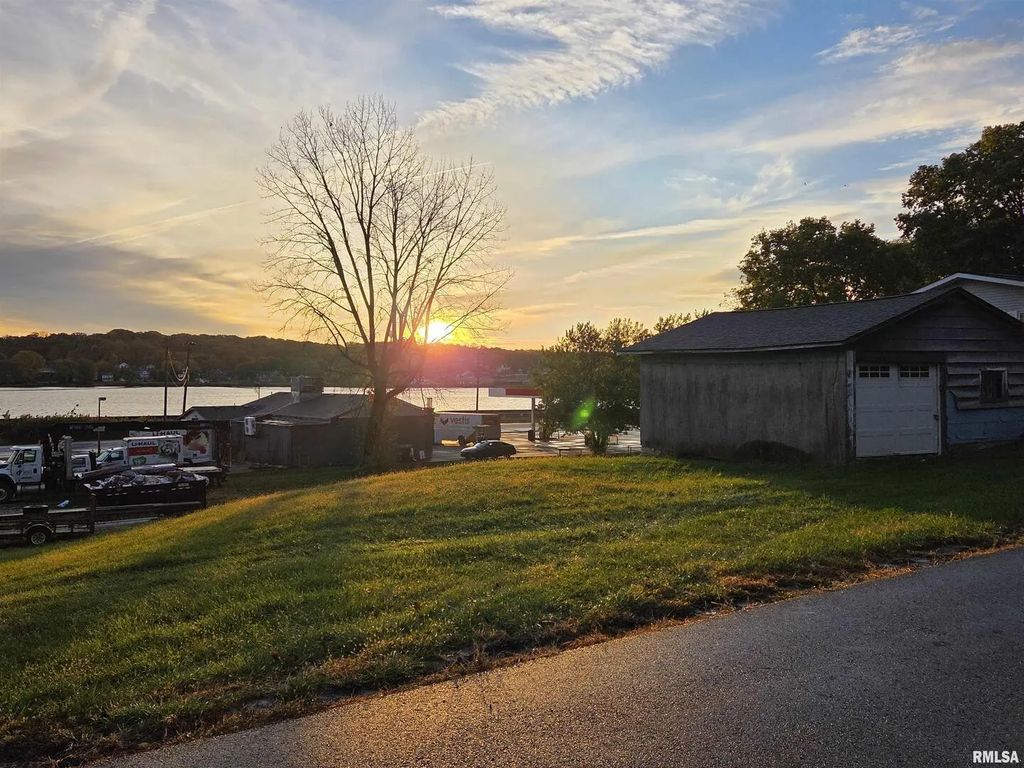 1225 N 2nd Street, Leclaire