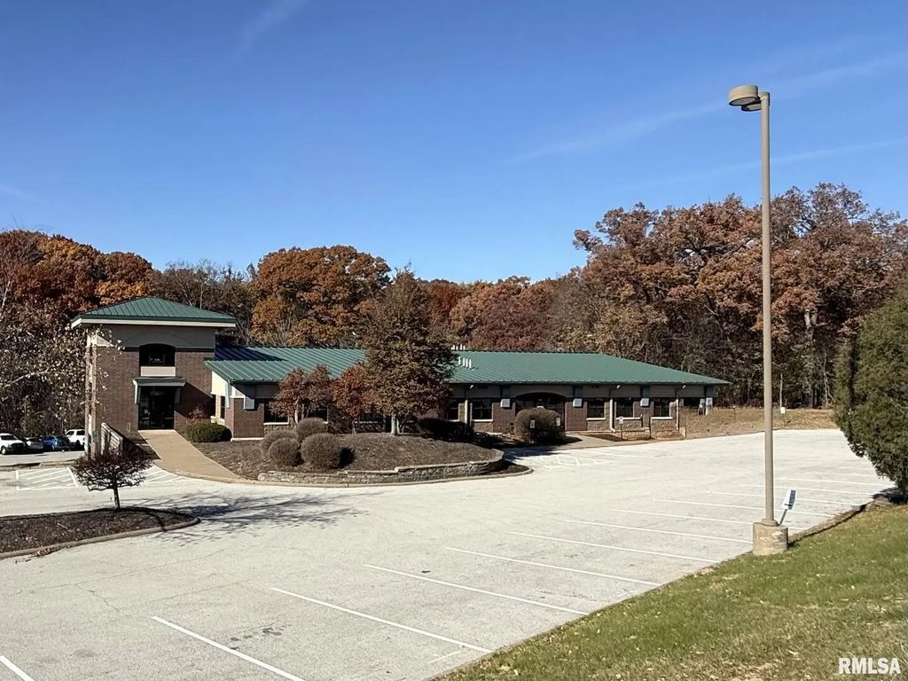 555 Valley View Drive, Moline