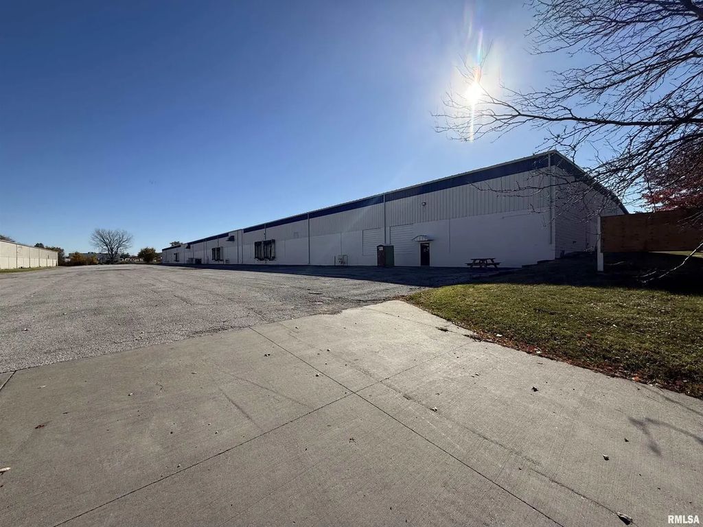 8201 W 42nd Street, Rock Island