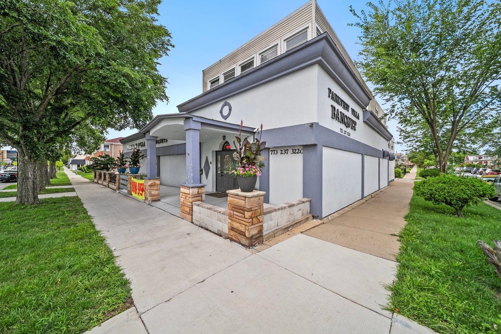 6155 West Fullerton Avenue, Chicago, 60639