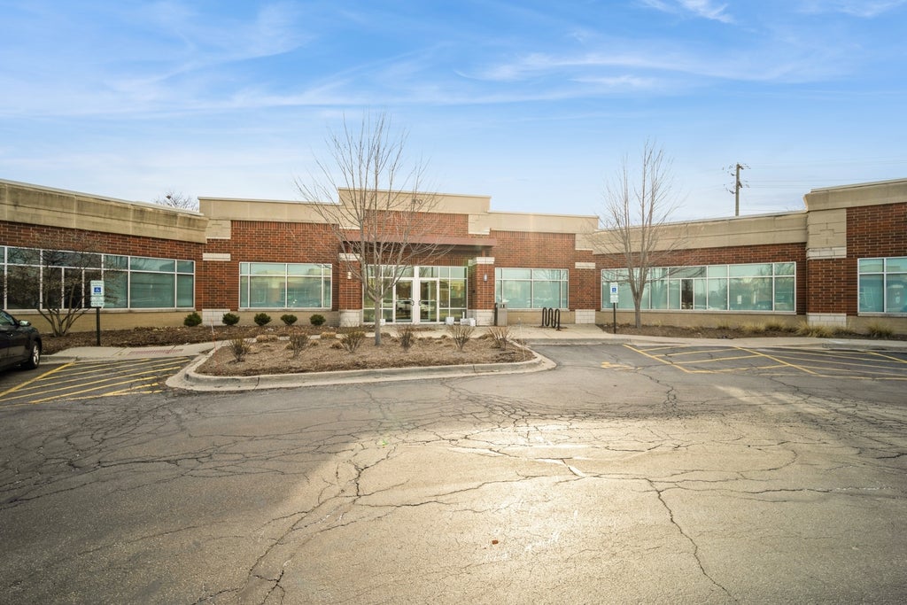 800 East Woodfield Road 115-116, Schaumburg