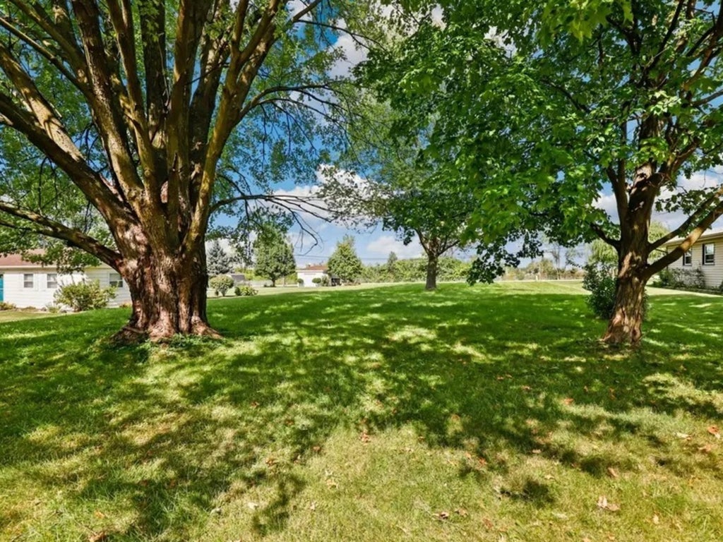 440 Woodlyn Drive, Aurora