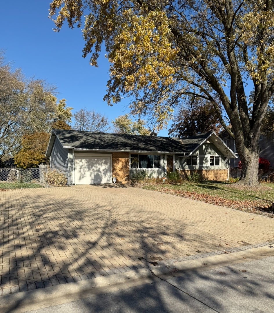 655 West Comstock Avenue, Elmhurst